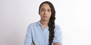 顔が怖かったり、姿勢が悪かったりと態度が悪そう