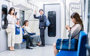 【座られたくない人向け】電車の座席で快適に過ごす方法