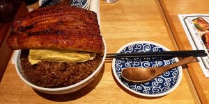 人気ランチメニューの「そびえる！！鰻玉丼」を実食