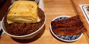 人気ランチメニューの「そびえる！！鰻玉丼」を実食