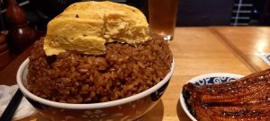 人気ランチメニューの「そびえる！！鰻玉丼」を実食