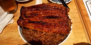 人気ランチメニューの「そびえる！！鰻玉丼」を実食