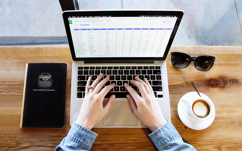 Googleスプレッドシートで全体を拡大・縮小して表示する方法とセルの調節の仕方について解説